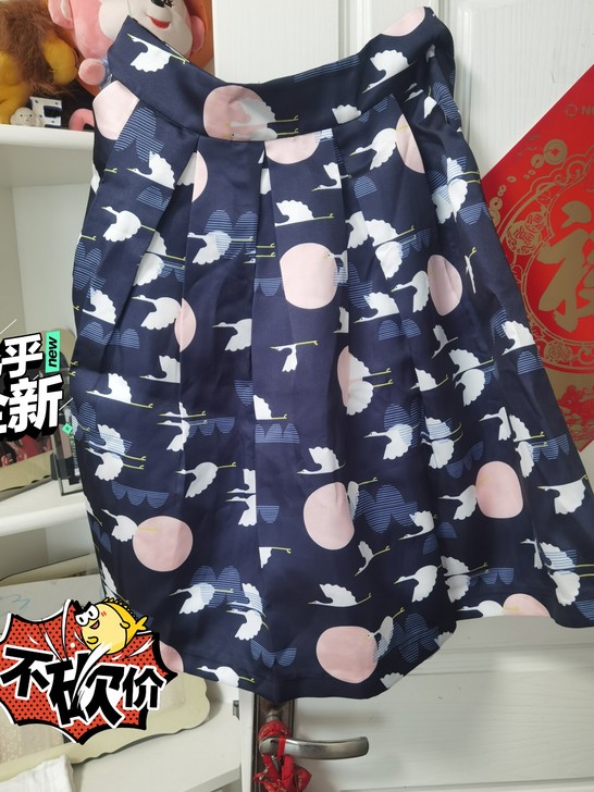 一次没有穿过的半身裙,因为不知道上面配什么...