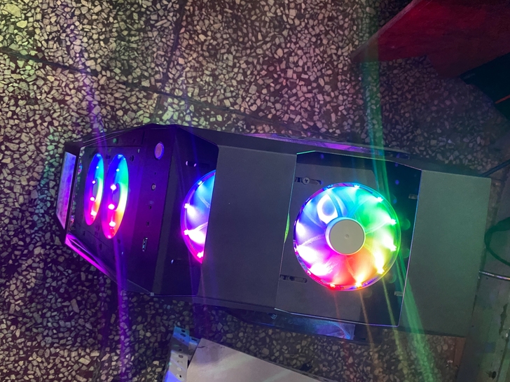 电脑机箱带600w电源，机箱成色一般，玻璃...