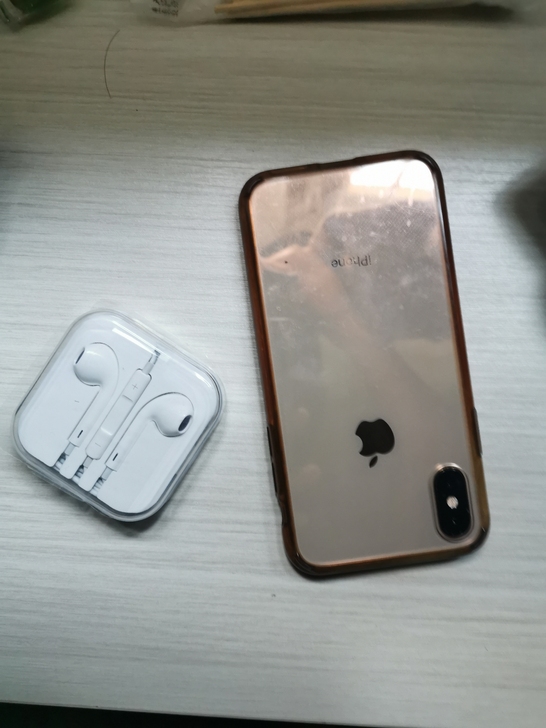 国行iPhone XS 64G金色，一直自...