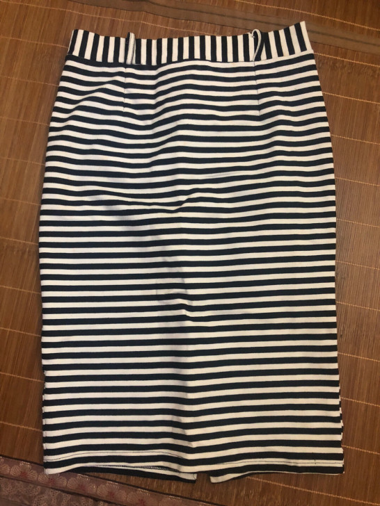 条纹包臀半裙，弹性面料，穿过两次就闲置