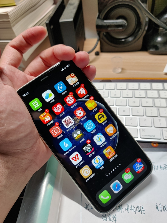 国行iphone 11 白色 128g，箱...
