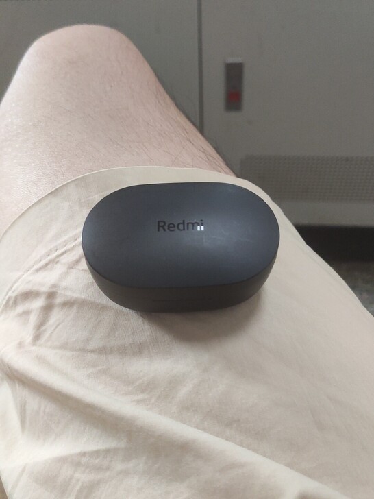 出自用的红米 redmi airdots2...