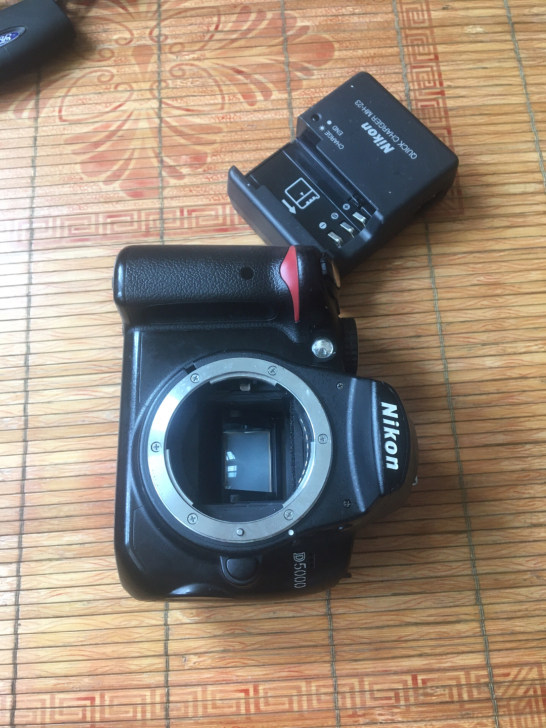 尼康d5000相机,不开机、里面配件不缺,...