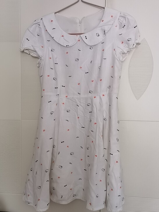 自家女儿的裙子。棉麻料。我女儿说上身很舒服...