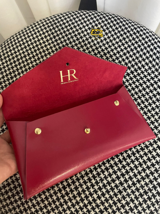 赫莲娜的红色钱包全新正品。 双十一买护肤品...