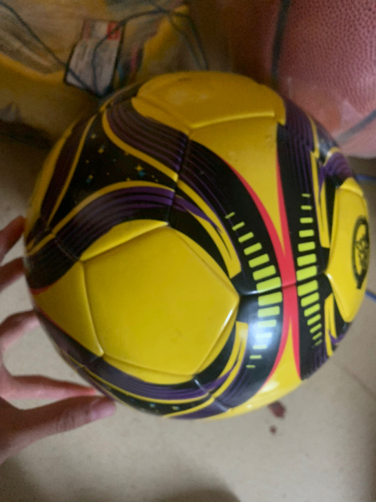 足球全新碰都没碰过 搬家了 便宜卖了 世达...