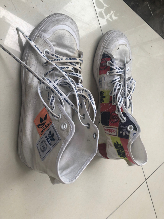 品牌阿迪达斯，买来穿了1次，放在那边落落很...