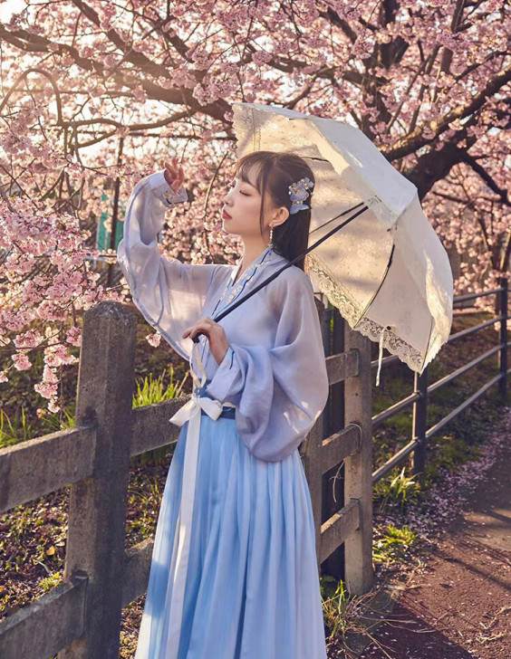 转卖（出）十三余汉服   野芳幽香 全套三...