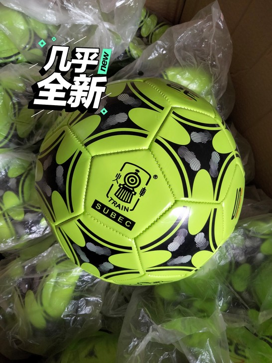 火车头5号足球，耐磨耐踢，实物成色如图所示...