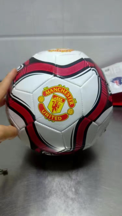 足球白色曼联足球，实体店不做了，还有3个足...