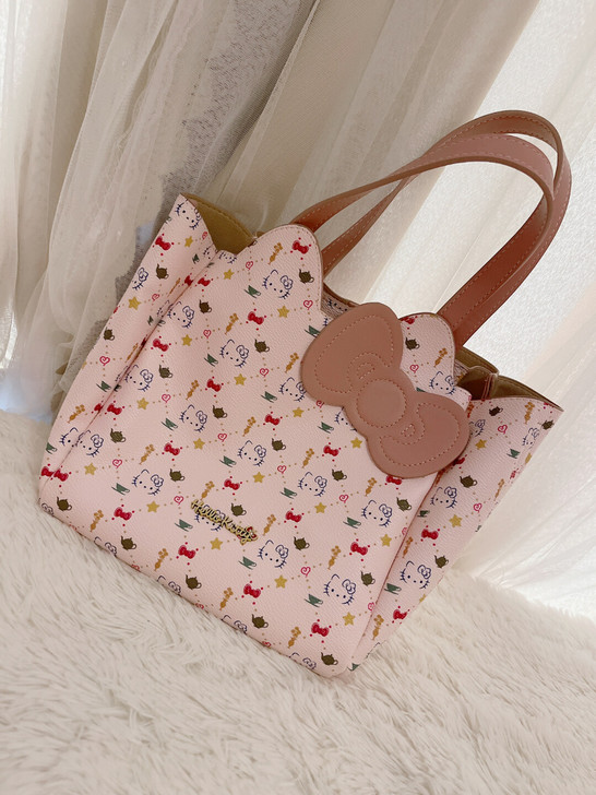 出一只正版Hello， Kitty.手提包...