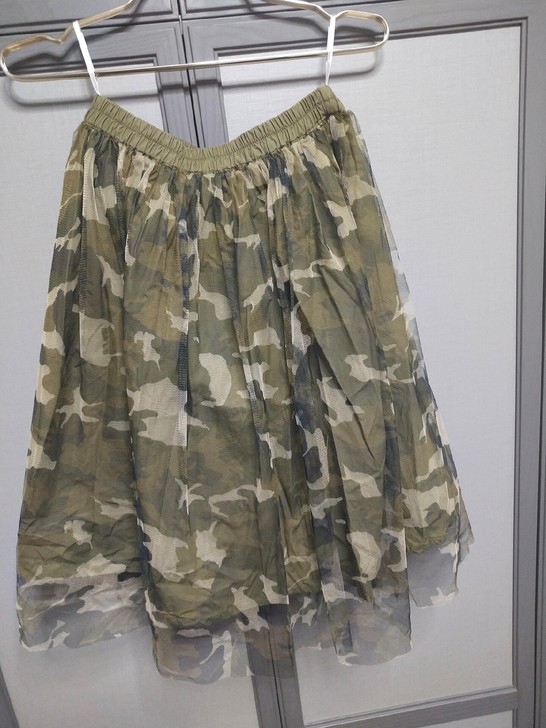 白线流/军绿色半身纱裙，里面是纯色的，材质...