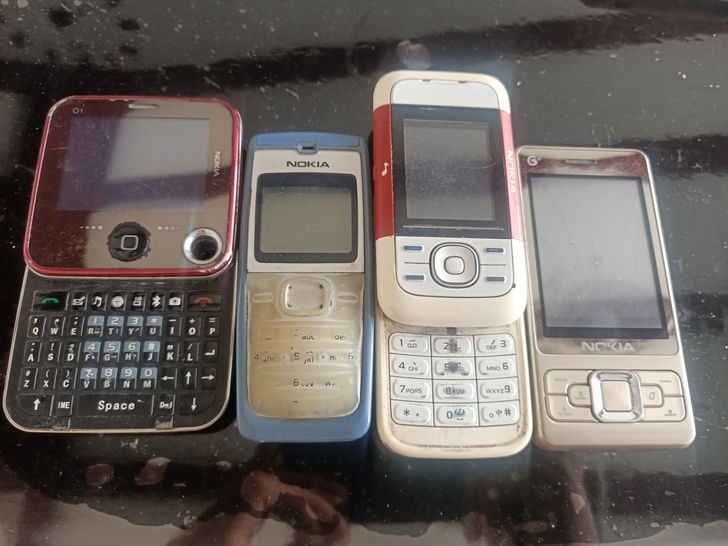 出售四部诺基亚手机因为没充电器也就没试一下...