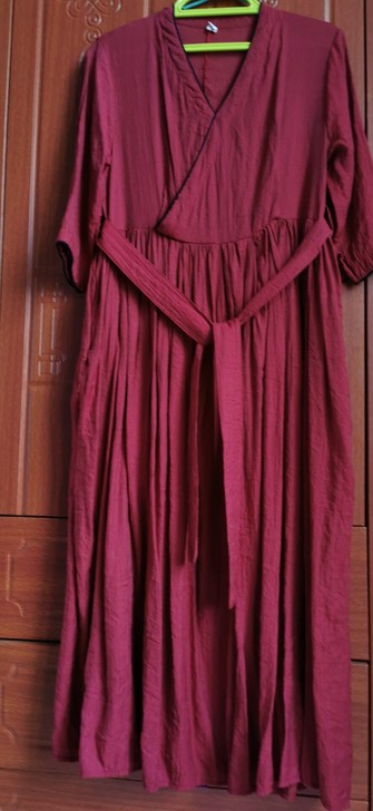 酒红色，M码，五分袖，斜襟大摆裙。裙长11...
