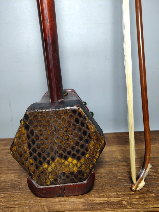 珍藏老红木镶嵌宝石老二胡
