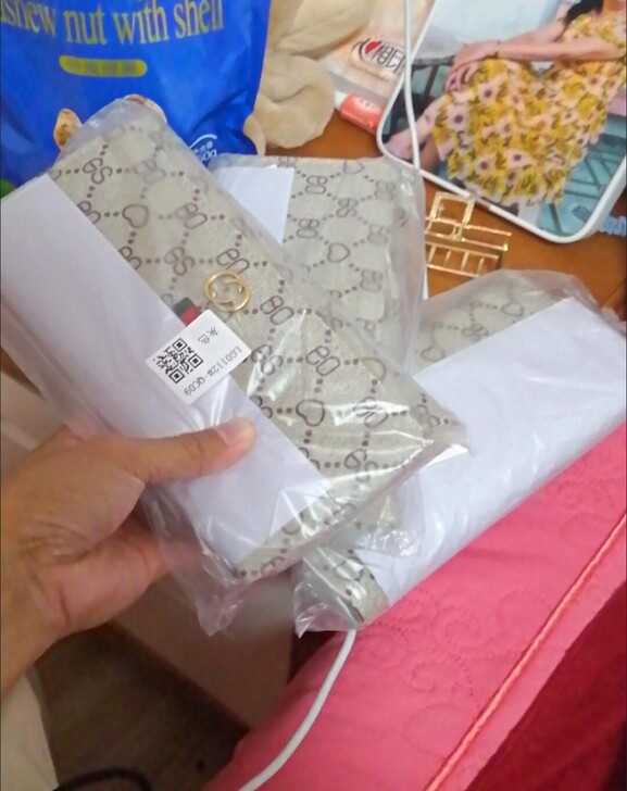 出一个闲置女士钱包,闺蜜送的,全新的,一直...