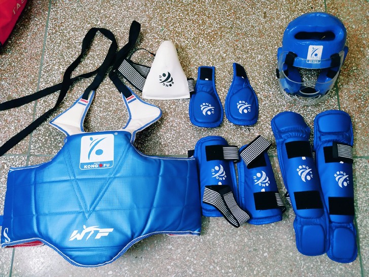 出售二手儿童跆拳道护具一套，M码，适合小朋...