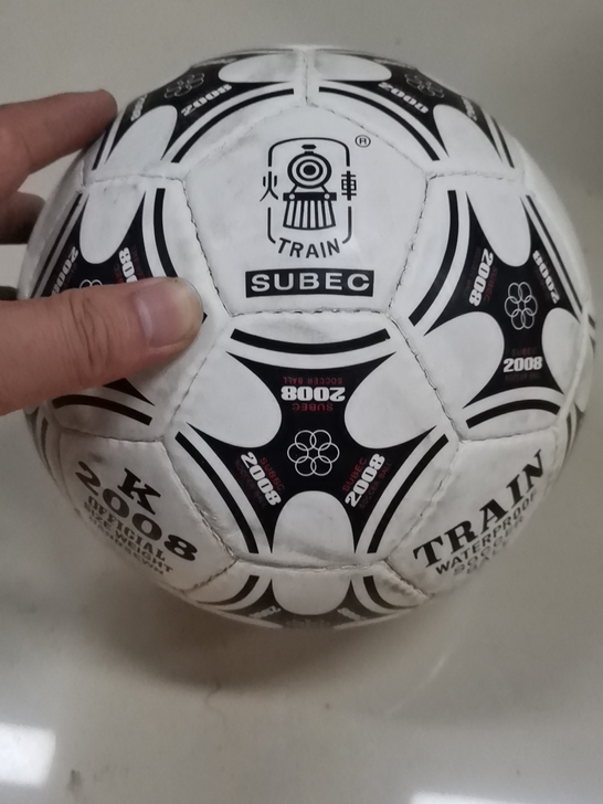 95成新，火车头k2008四号手缝足球，防...