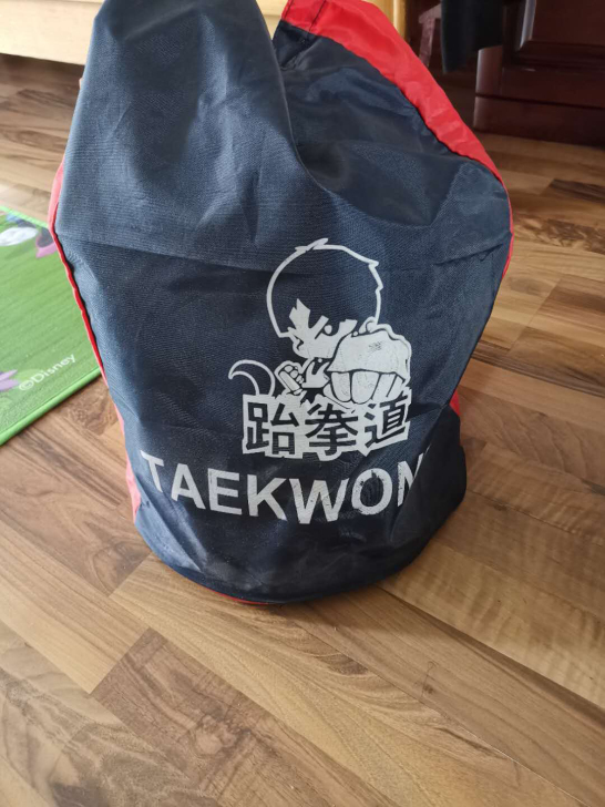 跆拳道护具一套，护具包括头盔护裆护体，没护...