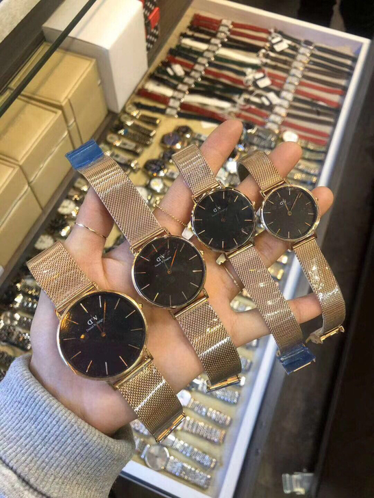 店铺关门现转让全新DW手表,喜欢的直接拍