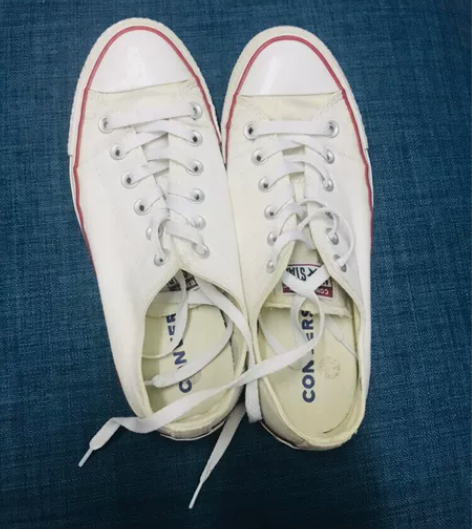白色匡威男鞋四十码正品 感兴趣的话给我留言...