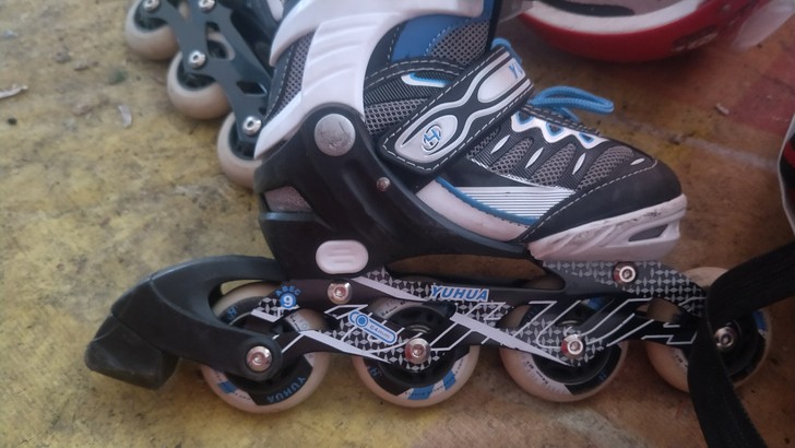 9.5成新，买上就穿过一次，孩子不喜欢，怕...