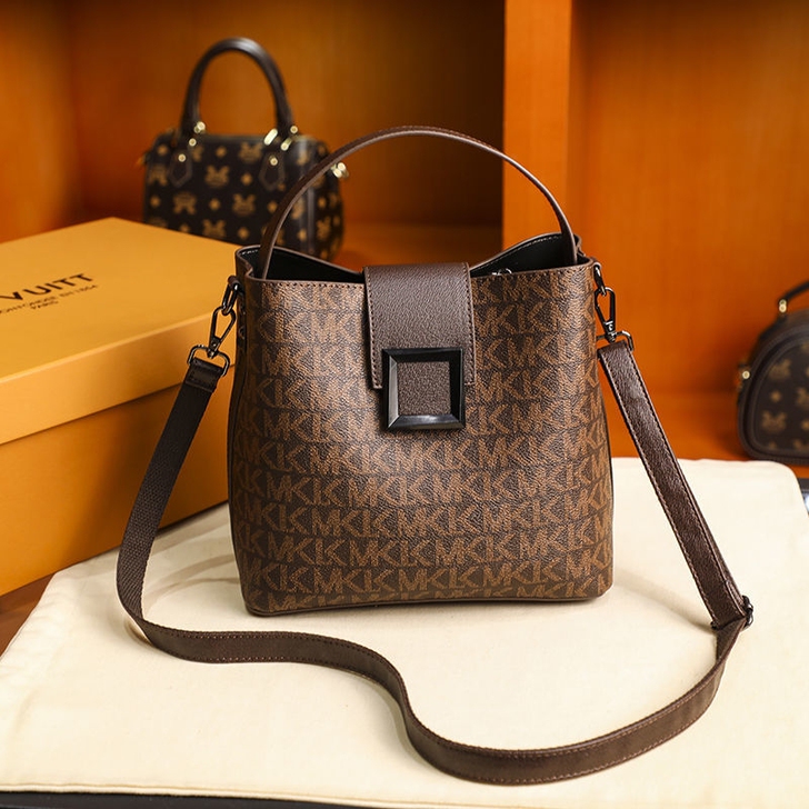 【包邮】水桶包女大容量网红2021新款印花...