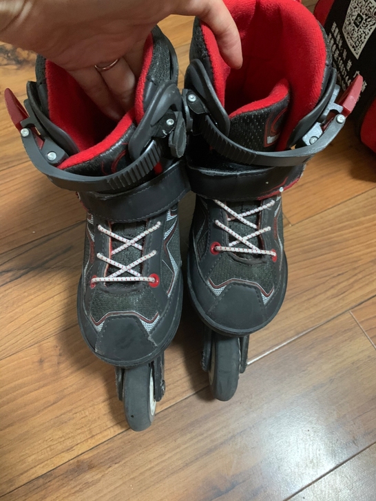 出迪卡侬儿童高端轮滑鞋功能正常,质量很好,...