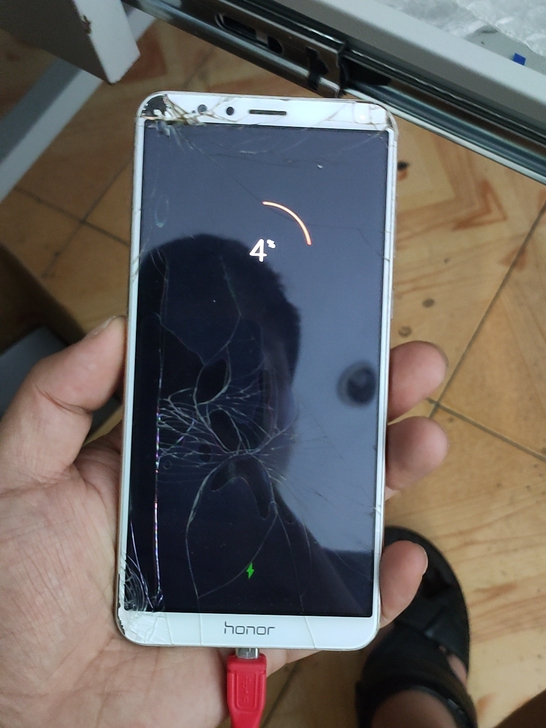 荣耀7x 外观如图。有账号锁，内存不清楚，...