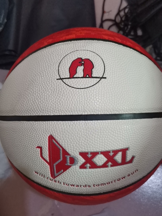 库存全新熊斯七号篮球，库存时间长，耐磨性差...