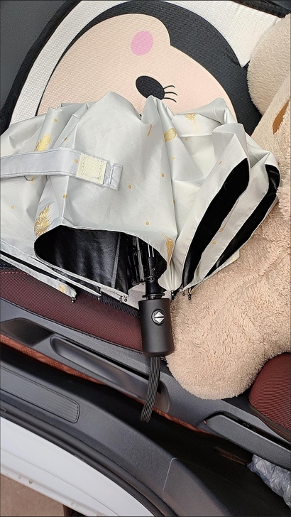 雨季到了店里一批带黑胶的雨伞便宜卖了