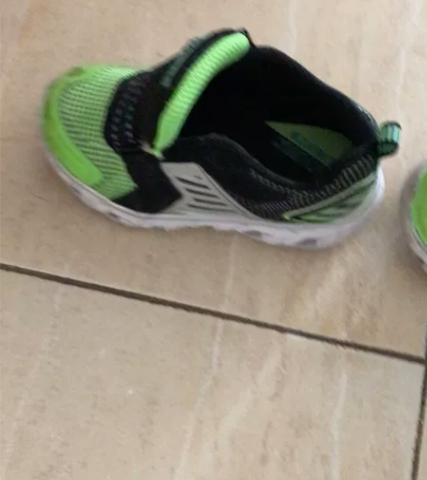 儿童版，斯凯奇美码8号，鞋子走路会发亮光，...