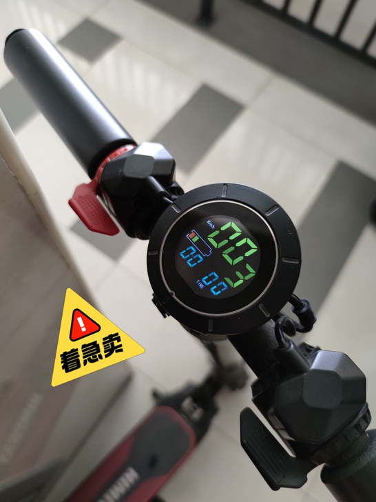 2017年的电动滑板车了,400块钱,有要...