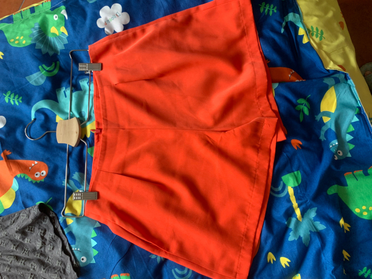西服面料橘色高腰短裤