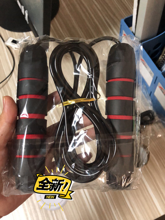 全新跳绳，买一送一，只有一个颜色，不退不换...