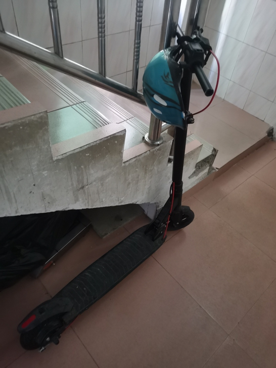 电动滑板车，骑了不到300公里，送一个坐包...