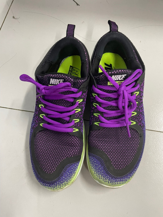 耐克运动鞋，38码，偏小半码左右。我脚38...