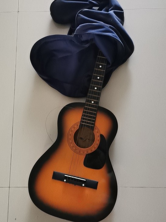 红棉牌小提琴，小孩玩几次不学了，弄断了一根...