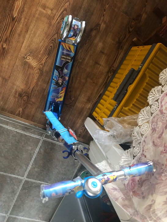 出售全新滑板车，朋友送的，标签还在，家里滑...