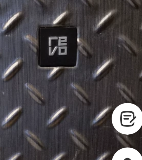 万向轮拉杆箱，看上去像是金属拉丝工艺，实际...