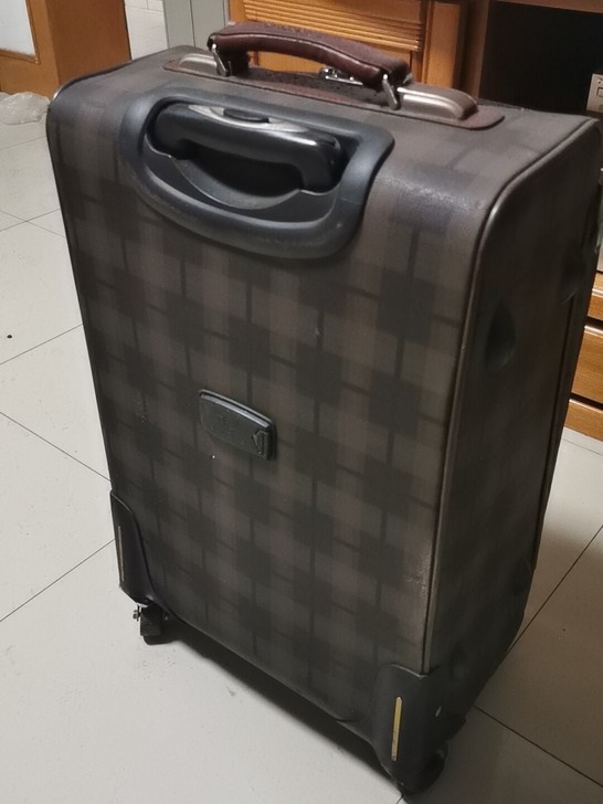 旅行箱，不晓得多少寸，上学时候有一个轮子坏...