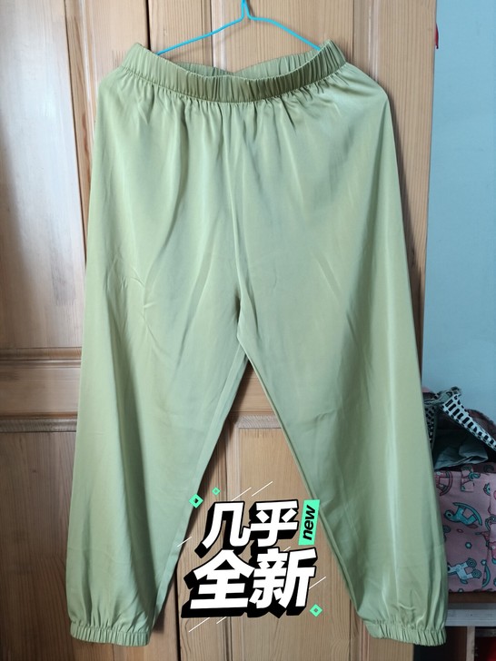束脚凉凉裤，属于金黄色，拍出来的有点色差，...