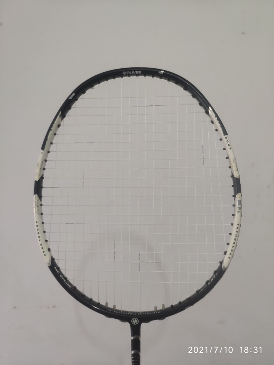 家里闲置的羽毛球拍子，品牌是奥利弗，德国品...