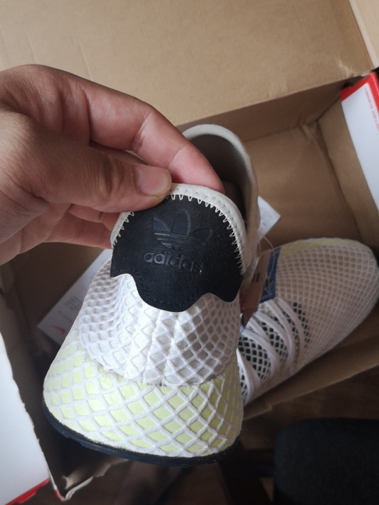 闲置全新阿迪达斯三叶轻薄透气运动鞋 45....