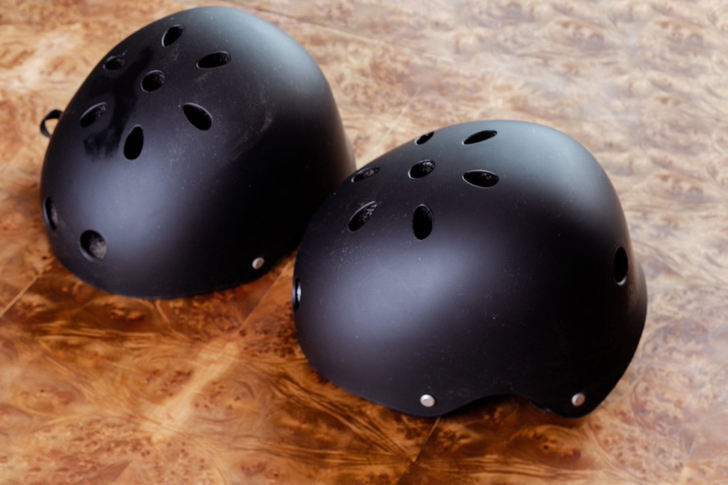 成人极限运动长板。滑板头盔街舞旋转头盔