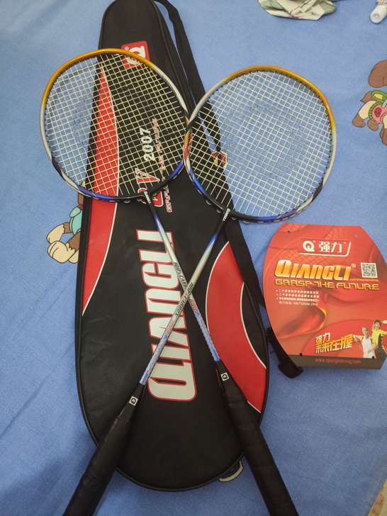 强力羽毛球拍,无损伤,使用两次,可放心购买...