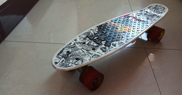 便宜出小鱼板，轻巧滑行，当初很喜欢都不舍得...