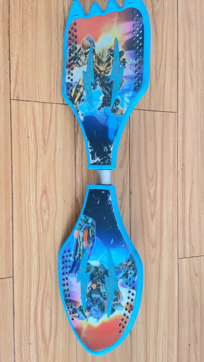 弟弟之前的滑板，现在都不滑了，闲置出。