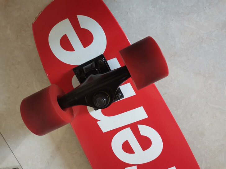 出九成新小鱼板 滑板。适合小孩子娱乐玩，只...