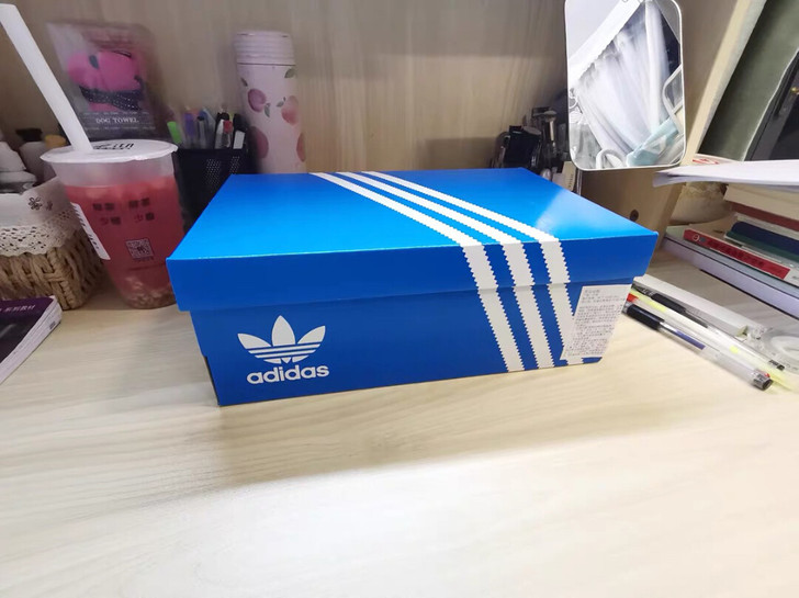 正品Adidas专卖店购入一年不到就是小白...